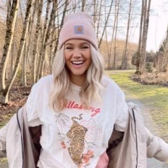 - WOMANS ROSE✖️NEW STOCK ⭐️CARHARTT hat beanie *NWT* - Picture 1 of 5